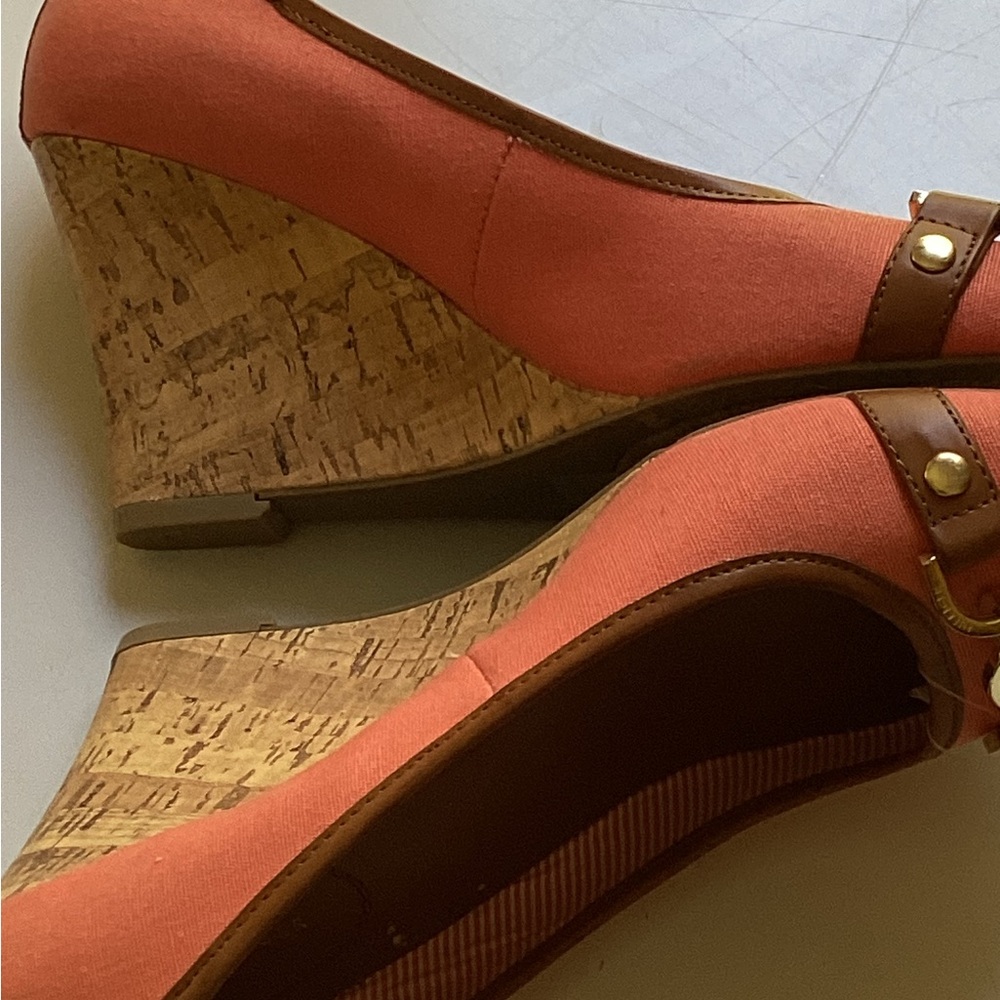 🪸 Tommy Hilfiger CORAL  Peep Toe GOLD CHAIN Canvas WEDGE  Sz 8.5 NWT - Picture 14 of 16